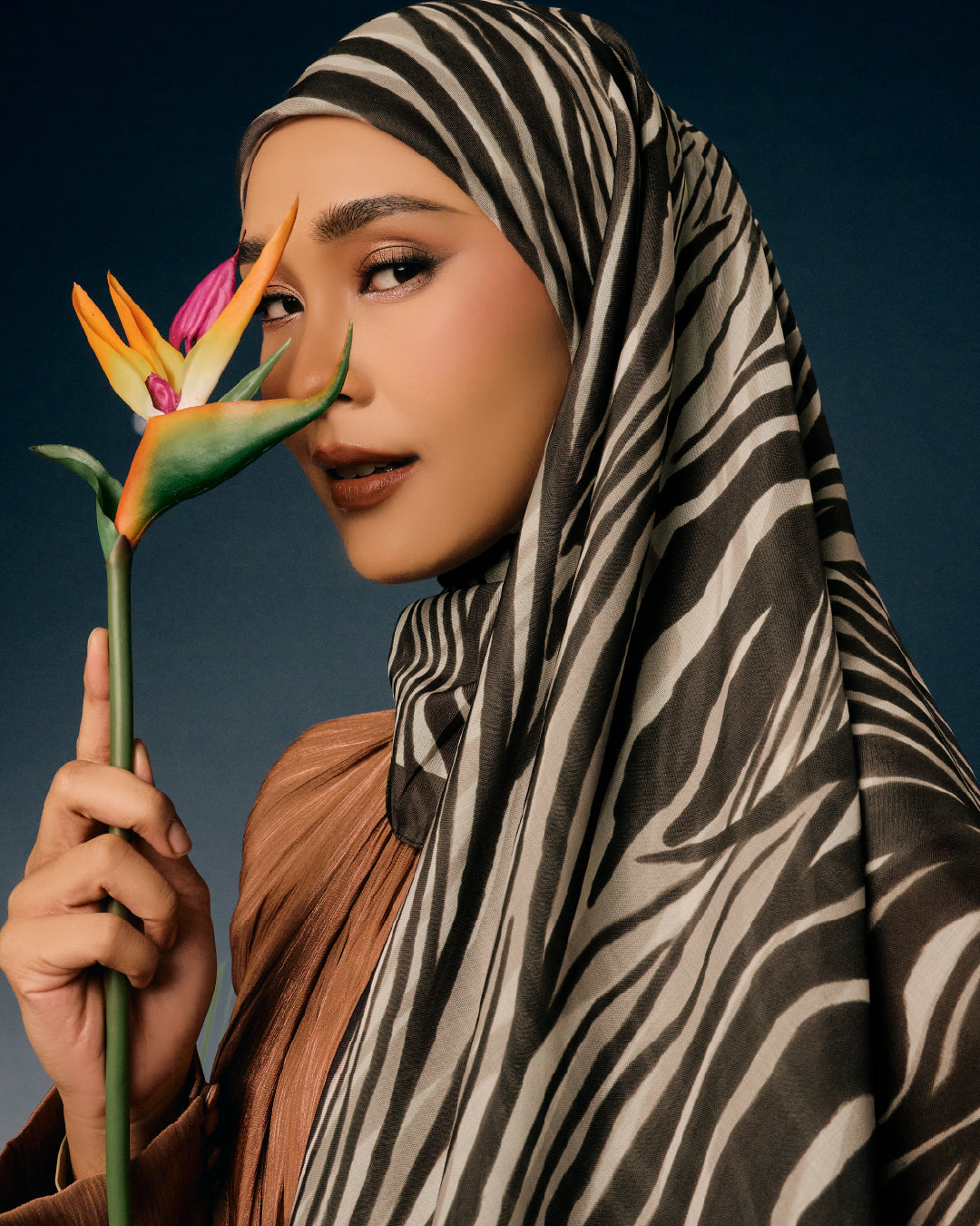 AZ FAUNE EQUUS CHARCOAL SQ