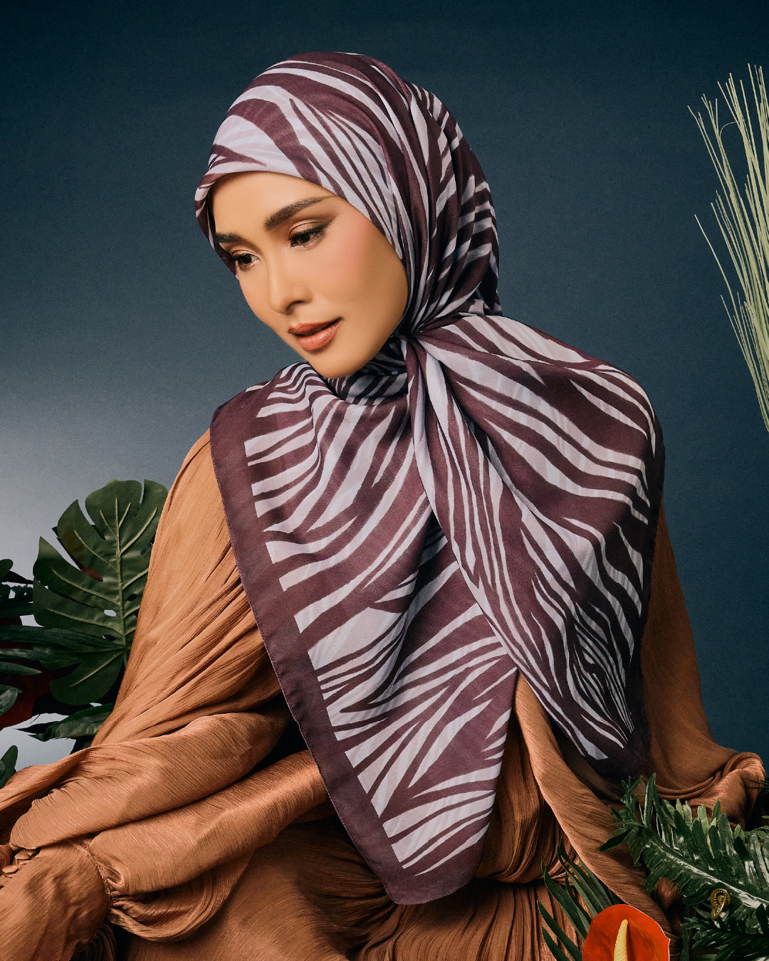 AZ FAUNE EQUUS RAISIN SQ