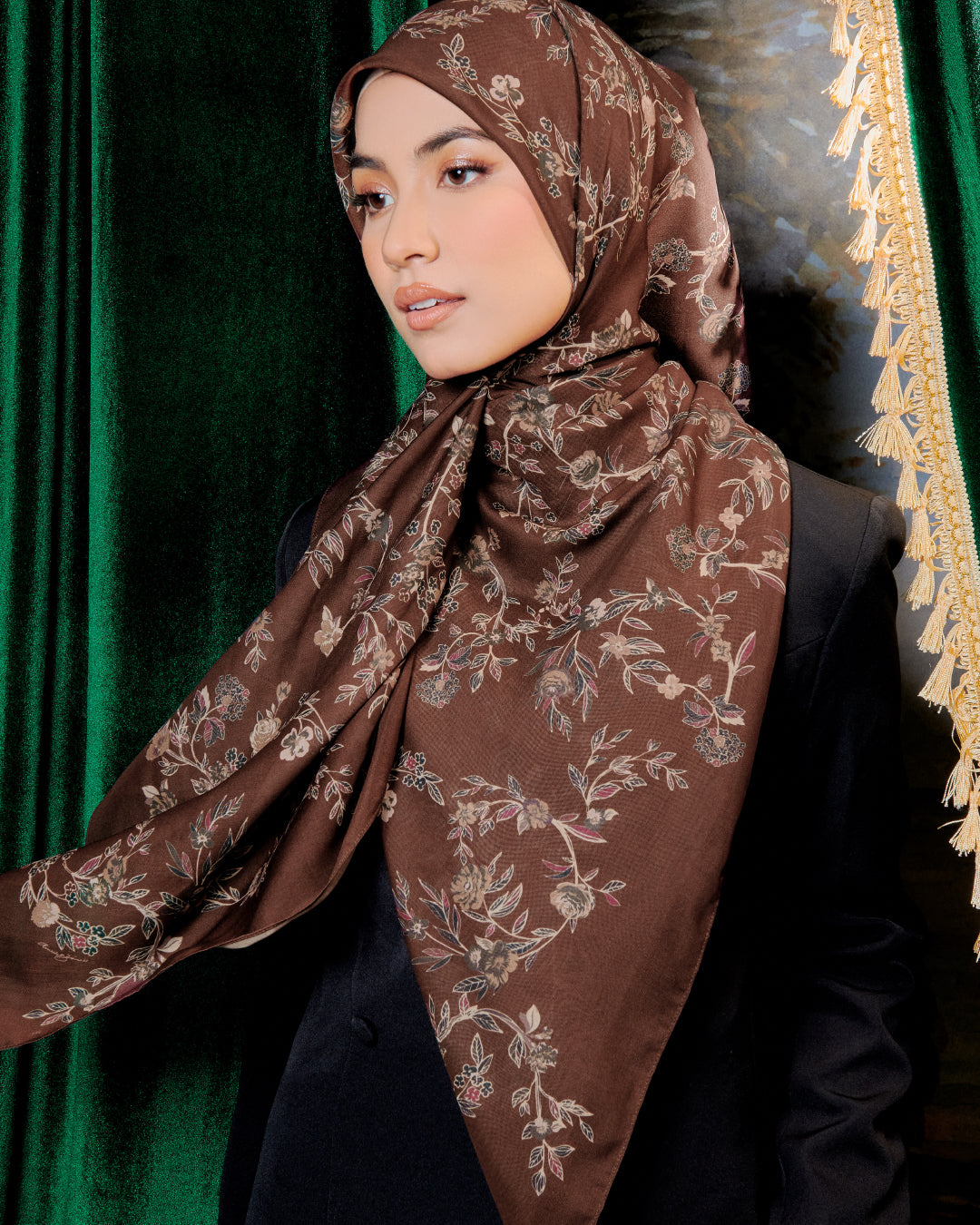 AZ IRISA WALNUT WOOD