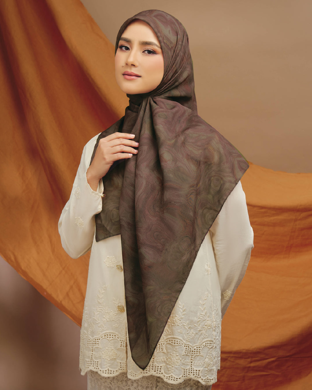 AZ AMARIS OAKWHISPER