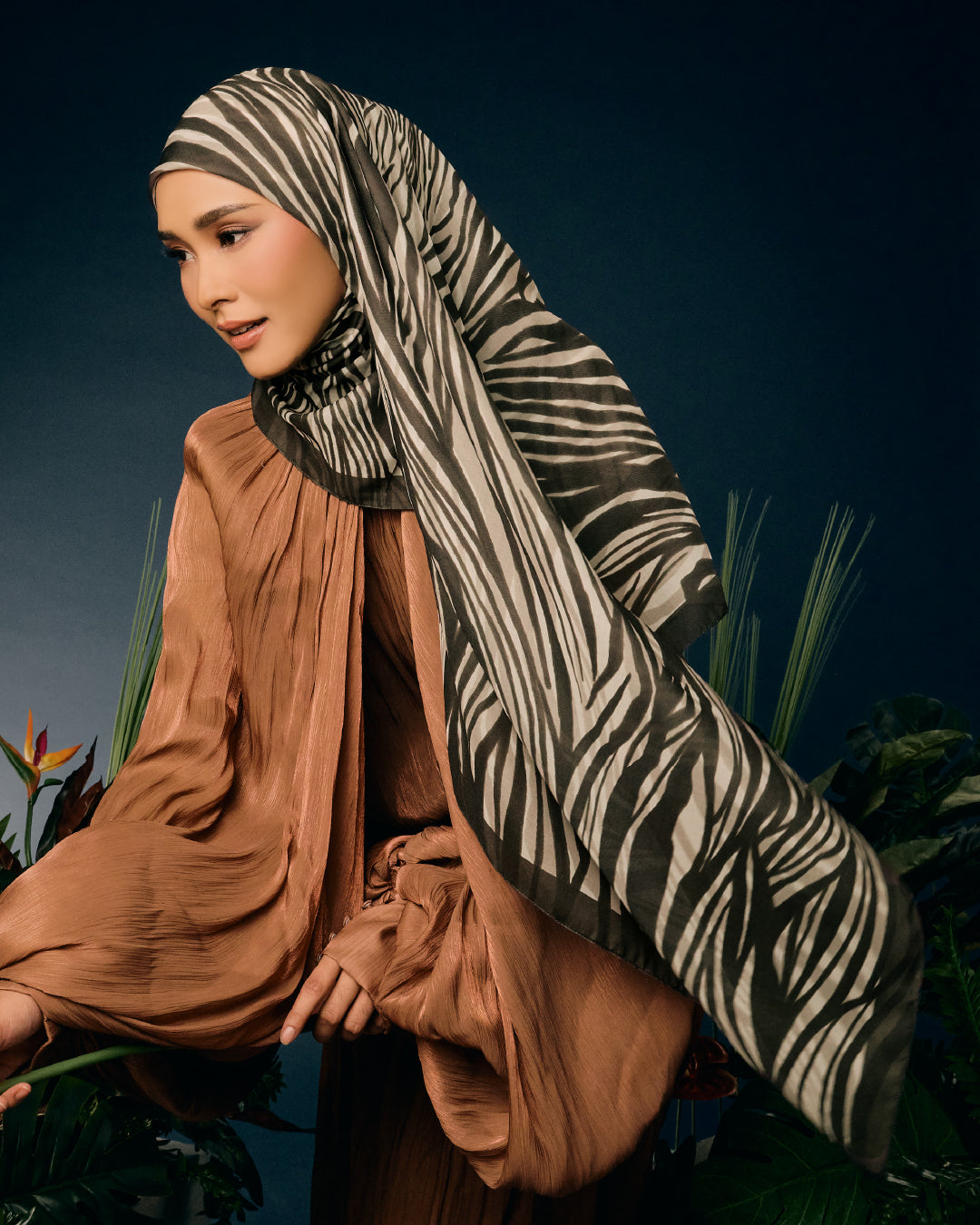 AZ FAUNE EQUUS CHARCOAL SQ