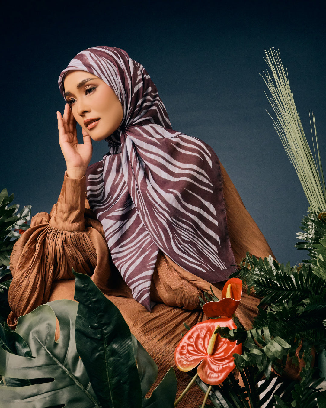 AZ FAUNE EQUUS RAISIN SQ