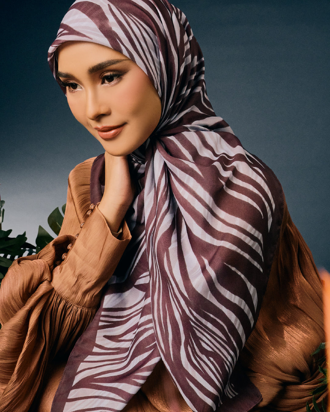 AZ FAUNE EQUUS RAISIN SQ