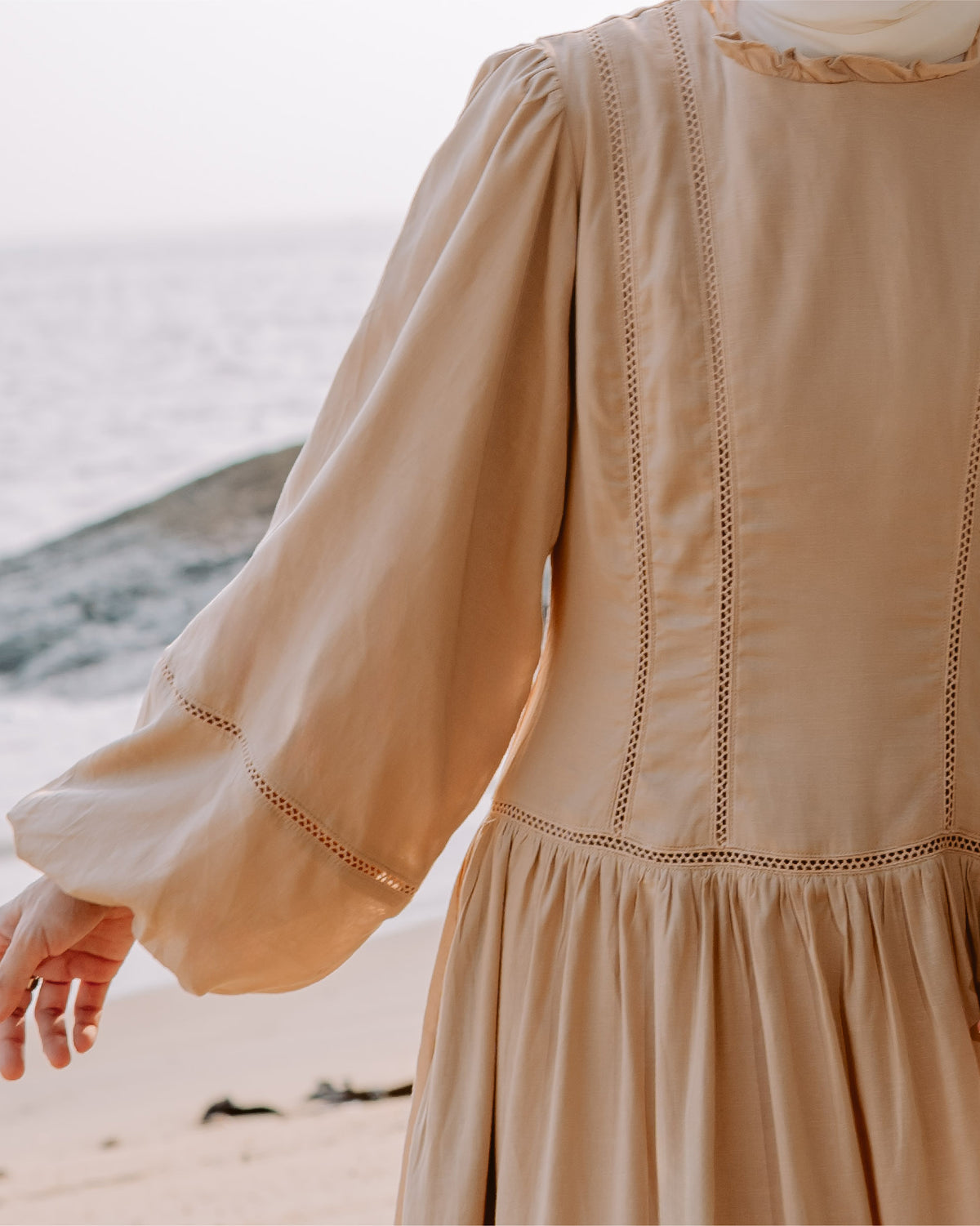 SURI DRESS SAND