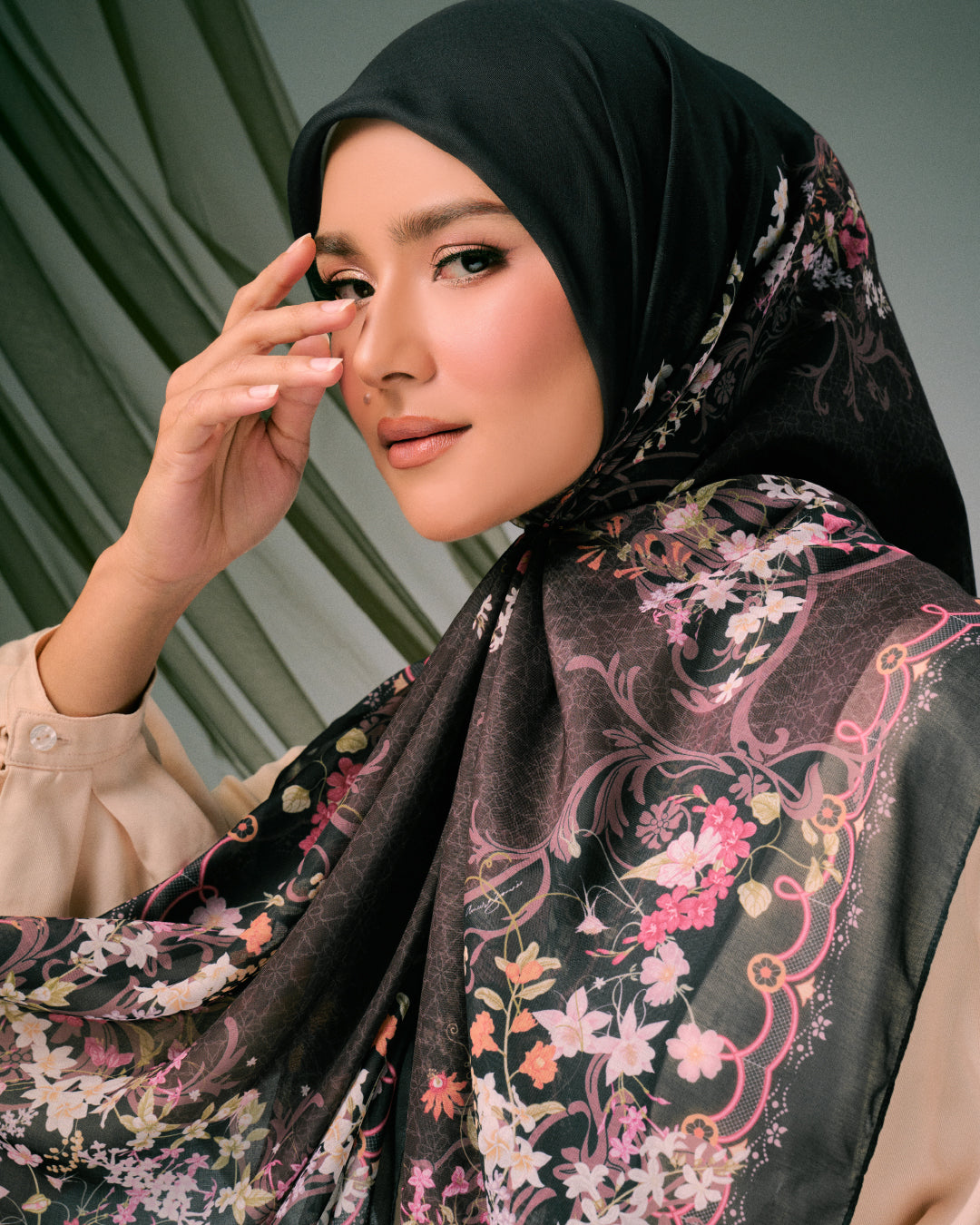 AZ JULIA JADE BLACK
